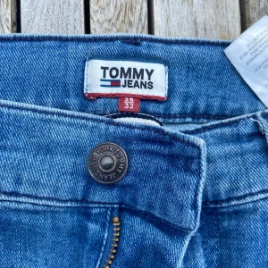 Tommy hilfiger jeans - Ett par skit snygga mjuka jeans som tyvärr blivit för stora:( storlek W28 L32. Sitter skit snyggt nere vid skorna. Gammla o mellan använda. Räkna med att midjan är LITE större. Pris går att sänkas  diskuteras