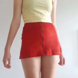 Röd mocka-kjol - Röd mocka-kjol från Zara i storlek XS. Mycket sparsamt använd. Endast någon gång eller så. Säljer för 45kr exklusive frakt (44kr). Bjuder dock på frakten vid köp över 300kr från min butik! 