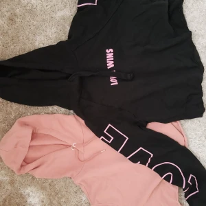 Croppade Luvtröjor Rosa och svart - Två stycken croppade luvtröjor från Gina Tricot och H&M. Använda fåtal gånger. 