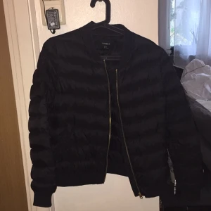  - Superfin "bomber jacka" i svart. Något tjockare än vanliga bomberjackor med lite "dun" i. Avhämtning i Stockholm 📬