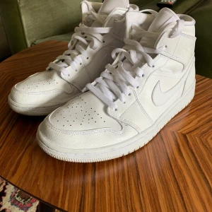 Nike Jordans 1 mid - Jordans mid 1 i gott skick. Använda fåtal gånger. Storlek 42.5