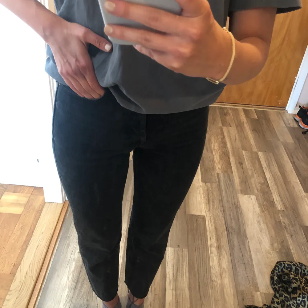 Jeans från Zara med en svart urtvättad look. Jeansen har en skön passform och anpassar sig efter ens egna figur. Jag är vanligtvis i storlek 36 men även dessa jeans i 34 passade mig.                                                                       . Jeans & Byxor.