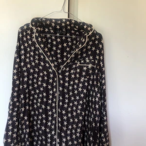 Love stories skjorta - Pyjamasskjorta i storlek M från love stories. Passar fler storlekar, säljer tillhörande byxor också. Tvä knappar har lossnat men man får med en extra ifall man vill sy på en ny! 