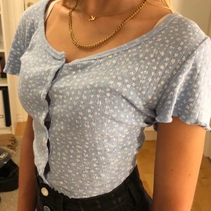 Blå topp - En jättefin blå crop top från new yorker som är väldigt trendig och tyvärr slutsåld på de flesta affärerna, bra skick och kan fraktas⚡️⚡️