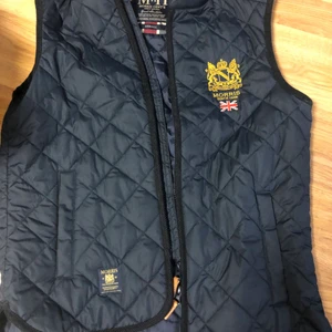 Morris väst - En Morris väst som är XS men sitter som en smal och nästan M. Använd cirka 2-3 gånger.