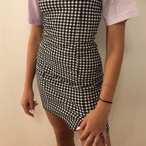 Rutig klänning - Jättefin rutig klänning från H&M som verkligen framhäver ens kurvor. Nästan aldrig använd så väldigt bra skick💗