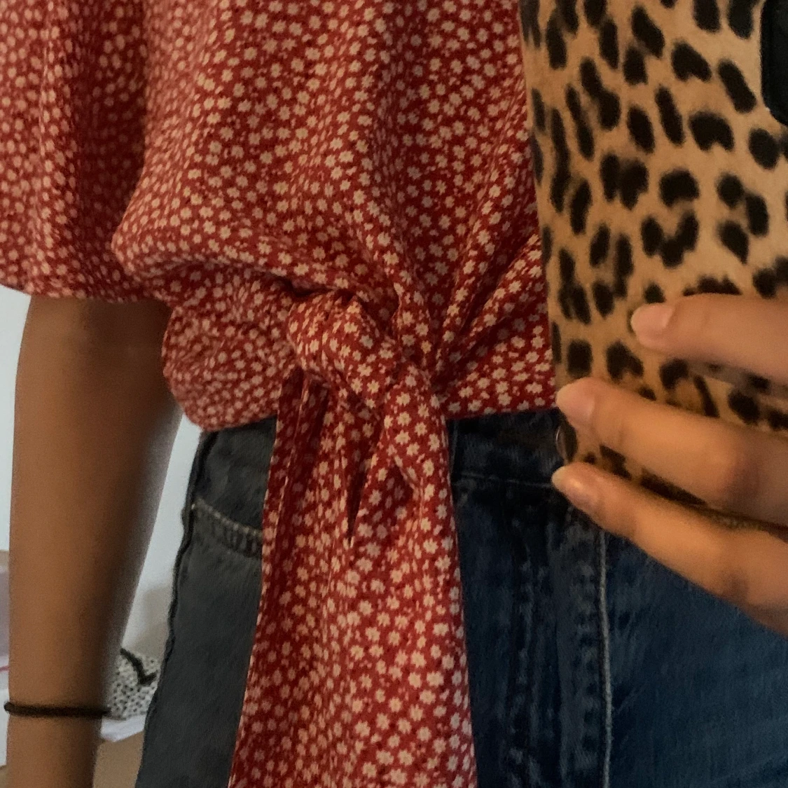 Röd top med vita blommor - 90