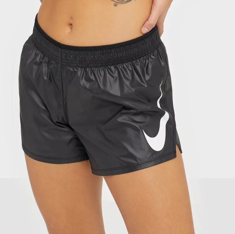 Nästan helt nya shorts från Nike! Lappen sitter kvar 🤎🦥  . Shorts.