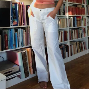 Så snygga lågmidjade byxor! - Så snygga lågmidjade utsvängda byxor i cargomaterial! 90-tals vibe! Liten fläck på vänster byxben (kontakta i pm för bild) men annars i fint skick! Något genomskinliga men funkar med smarta trosor😉 Jag är strl 38 och 171 cm lång som referens❤️ LÄS INFO-INLÄGG!