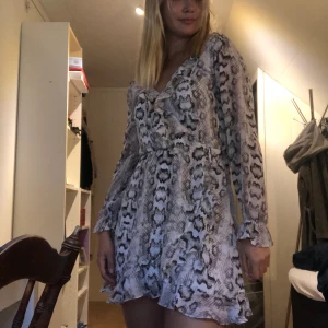 Klänning - Klänning med ormliknande mönster från HM i bra skick.