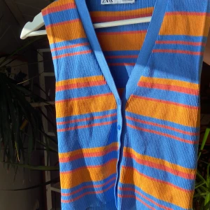 Väst ifrån Zara - Intressekoll på min as snygga väst ifrån Zara! Storlek M men passar mig som oftast har S. Säljer vid bra pris💞