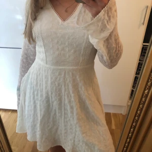 Vit klänning - Fin sommarklänning som är använd 1gång. Bekväm och luftig, slutar precis ovanför knäna på mig som är 160cm lång. Nypris 400kr💜