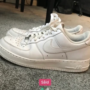 Nike air force 1 - Super fina Nike air force 1, använda men ändå bra skicka, lite slitna, storlek 40,5, bud börjar från 580 +frakt