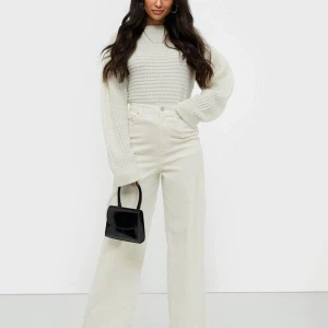 Vita byxor - Vita byxor från Gina Tricot. Använda en gång. Nypris 500 kronor. Kan skicka, köpare står för frakt. 