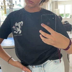 T-shirt med tryck bak och fram!!! - Säljer en t-shirt med tryck på både fram och bak, storleken är 36, men passar dem flesta i storleken. 150kr totalt inkl frakt 