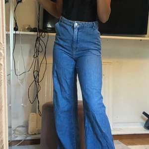 Vida jeans  - Jätte snygga vida jeans som tyvärr inte kommer till användning. Kan mötas upp i uppsala annars tillkommer frakt💓 Jag är 163cm