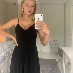 Klänning - Svart fin o enkel klänning. Använd ca 3 gånger. Fint skick. Storlek S. 109kr+ frakt 29kr🦋🦋