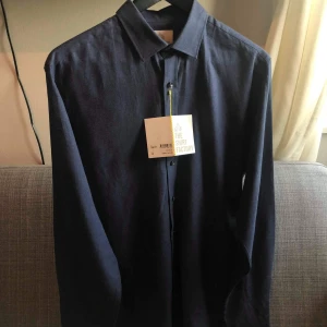 The shirt factory skjorta medium Slim fit - Oanvänd. Slim fit. 