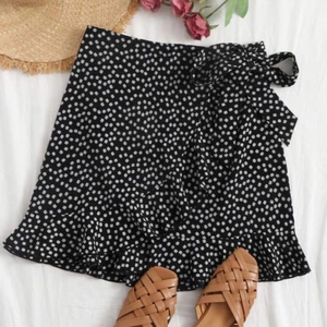 blommig kjol - En helt ny blommig kjol från Shein, säljs pga har en likadan. Den har resår i midjan vilket gör att både ja tror både S&M kan passa. Den har även resår längst ned på kjolen så att den ej åker upp. Frakt ingår inte💞✨