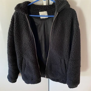 Svart teddyjacka  - Helsvart teddyjacka i storlek S. Lite använd men inget slitage 