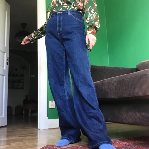 Monki jeans - Super snygga monki jeans. Modellen är S men den passar även M. Köparen står för frakten 