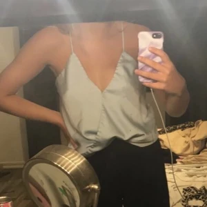 linne - ljusblått siden linne omlott, med kors i ryggen 