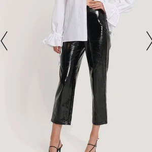 Lackbyxor från hannaliciousxnakd  - Svarta lackbyxor från Hannalicious kollektion med nakd. Aldrig använda, storlek 34. Lappen kvar. I priset ingår frakt, 279kr🥰