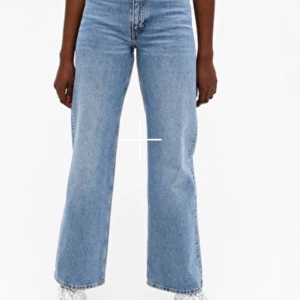 Mid blue jeans - nu säljer jag dessa sjukt snygga jeansen från monki i modellen Yoko. De är använda och har några defekter, därför är de så billiga. ). Pris kan diskuteras! checka mitt senaste inlägg, där finns alla bilder💚💚 btw om flera är intresserade blir det budgivning.