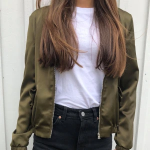 ZARA bomberjacka XS - Supersöt bomberjacka från ZARA i storlek XS, jackan har bara används några gånger och är därför i nyskick💕