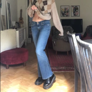 Levis jeans - Ett par begagnade lågmidjade strauss & co Levis jeans. Vet ej storleken men känns som xs/s.