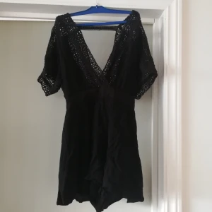 Playsuit Forever21 - En jättegullig playsuit från Forever21. Aldrig använd pga för lite. Fint knäppe i bak med öppen rygg. Frakt tillkommer! 