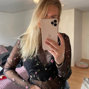 Mesh topp - Mesh topp med blommor på