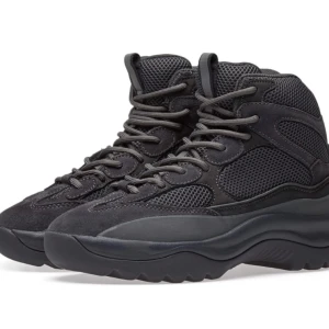 Yeezy desert boots season 6 - Helt oanvända Yeezy desert boost season 6 storlek 40/41, värde 4000+ säljer billigt pga för stora ❤️