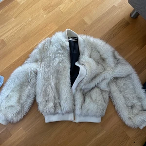 Päls jacka - Fin pälsjacka (såklart fake päls), från ivyrevel i storlek 34 köparen står för frakten