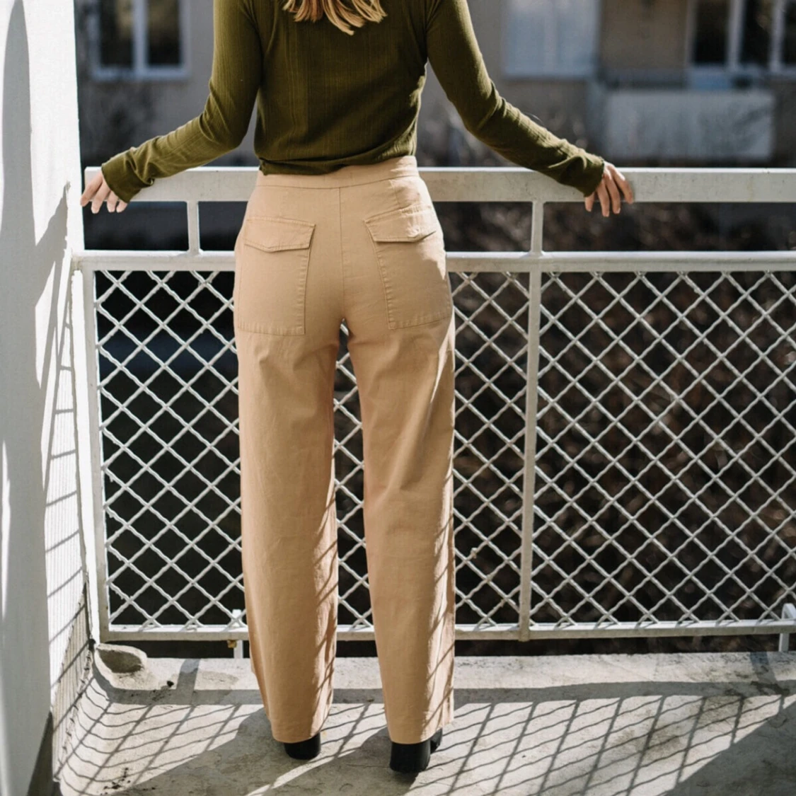 Långa beiga byxor  - 91