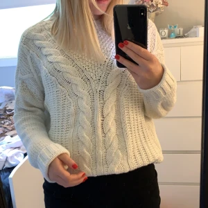 Stickad tröja  - Vit stickad tröja från mobil. Skulle säga att den är lite oversized så perfekt som myströja. Köpare står för frakt💕