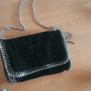 Väska - Svart väska i sammet från scorett helt i nyskick 