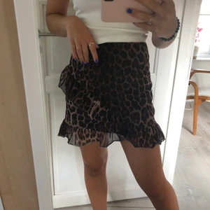 Volang kjol - Säljer denna super fina volang kjol från Nelly i storlek XS men skulle säga att den sitter mer som en S. Kjolen är köpt för ca 1 år sedan och är knappt använd.  Betalning sker via swish. Frakt ingår ej i priset men kan även mötas upp i Stockholms området.