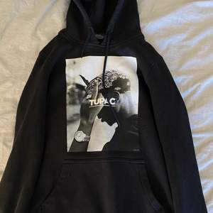 Snygg hoodie med 2pac tryck köpt på junkyard för 599 tror jag🤔 sparsamt använd. Köpare står för frakt☺️