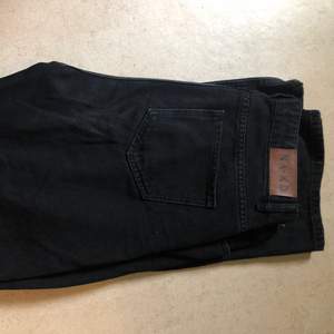 Jeans i storlek 40, säljer pga för stora. Använt ett tag, därav har den svarta färgen bleknat litegrann på vissa platser. Är 175cm och är perfekt längd! 