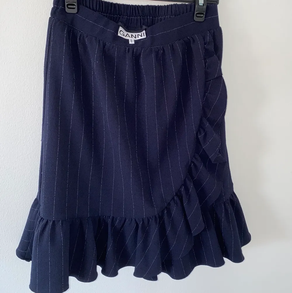 Kjol från en av Gannis 2019 kollektioner, använts 2 gånger, superfint skick! (köparen står för frakt). Kjolar.