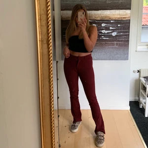 Kostymbyxor  - Vinröda kostymbyxor från Chiquelle som är figursydda och väldigt sköna. De slutar perfekt vid skorna för mig som är 165 cm!!