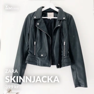 Skinnjacka ZARA - Snygg skinnjacka från Zara i storlek S, fint skick! (Fuskskinn). Frakt på 66kr tillkommer 📦