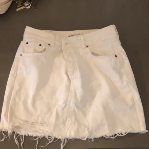 Vit jeans kjol  - Jeans kjol med knäppning. Aldrig använd endast provad 