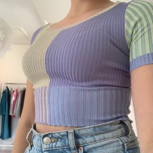 Topp i olika färger💞 S - Super söt topp från shein, ganksa tajt men stretshigt material💞 olika färger som blockar varann. Aldrig använt💞 säljer för 110kr ink frakt