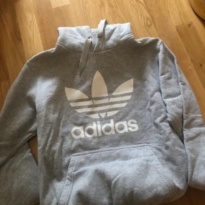Adidas tröja  - Herr modell Adidas, lite oversized. Storlek M 