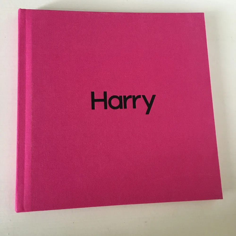 Bok fylld med polaroid foton köpt på Harry Styles Live On Tour 2018. Mest tour relaterade bilder i boken. Fint skick, möter upp i Sthlm.. Övrigt.