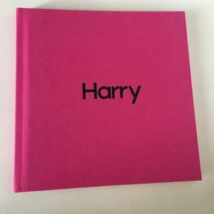 Bok fylld med polaroid foton köpt på Harry Styles Live On Tour 2018. Mest tour relaterade bilder i boken. Fint skick, möter upp i Sthlm.