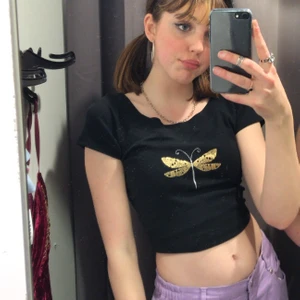 Svart söt topp!🐼 - Söt topp från flash med en trollslända i guld och silver detalj! Kan även bäras off-shoulder. Pris kan diskutera/skriv till mig för fler bilder 💖