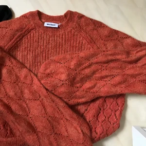 Orange stickadtröja från Weekday  - En av mina favorittröjor 🥺 kommer inte längre till lika mycket användning. Tröjan är i bra skick och kommer från weekday storlek XS men sitter baggy på mig som är XS-S :)
